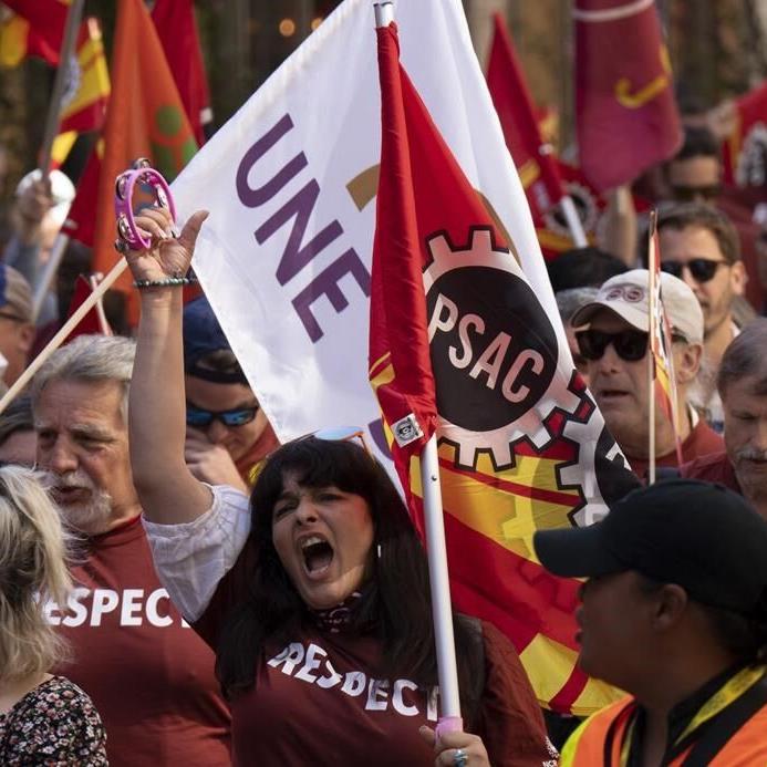 Major public-service union and to begin mediated negotiations with federal government